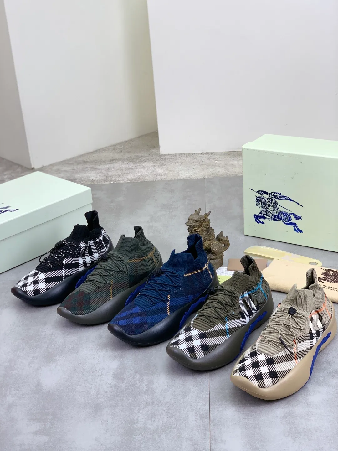 Men's Men's Shoes 💰P620 💰【New Style】Top Version 🆘【Burberry】New Burberry Fly Knit Shoes are now available with perfect workmanship! 🔥Perfect shape and top quality🙈Non-slip and wear-resistant high-end rubber outsole👣Versatile and comfortable shoes, standard size: 39-45 (customized 38-46) 2️⃣colors available Top-quality packaging